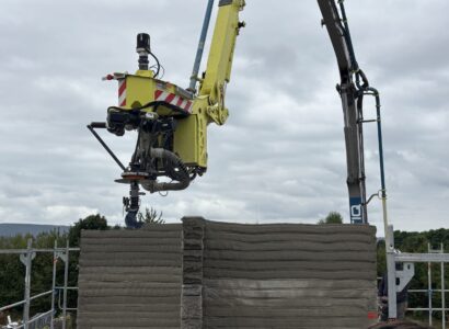 3D-Betondruck im Fokus: Günter und Simon Brun informieren sich über Zukunftstechnologie