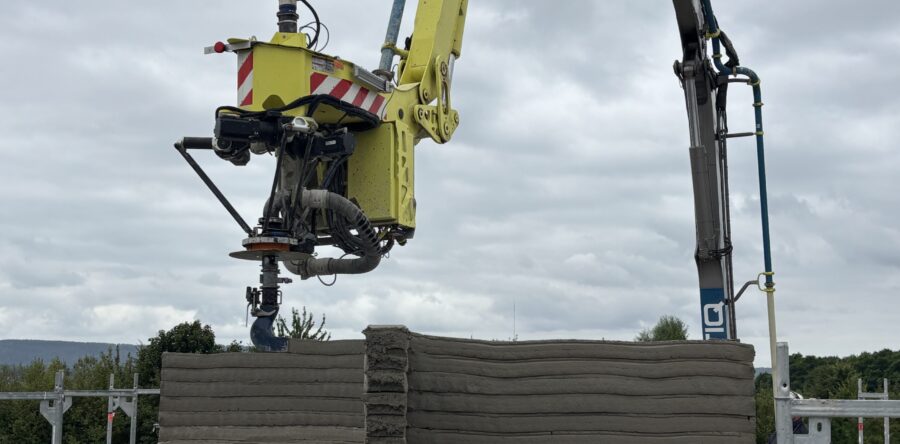 3D-Betondruck im Fokus: Günter und Simon Brun informieren sich über Zukunftstechnologie